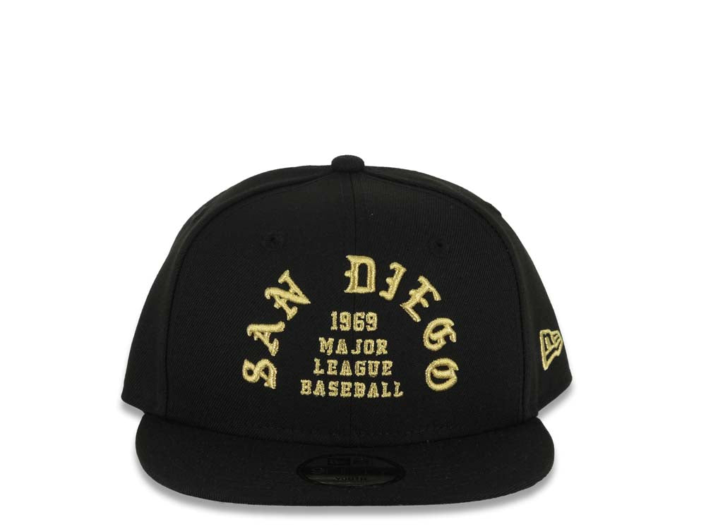 (Youth)San Diego Padres New Era MLB 9FIFTY 950 Kid Snapback Cap Hat Black Crown/Visor Metallic Gold 1969 Major League Baseball Script Logo Gray UV